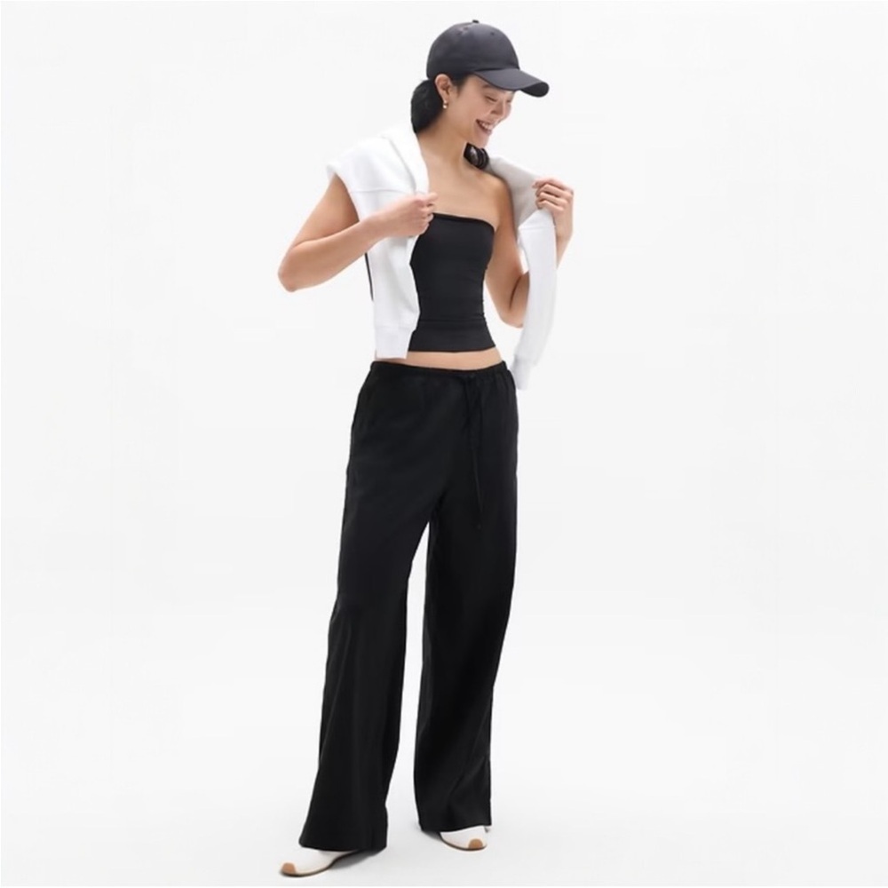 Athleta Paradise Straight Leg Cargo Pant NWT in color Black Medium